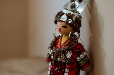 Baba miao viseletben